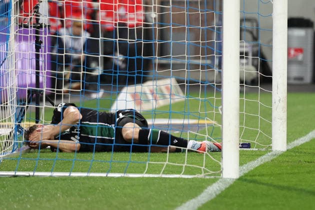 11 04 2026, xrekx, Fussball 2 Bundesliga, SV Darmstadt 98 Hannover 96 v l Benedikt Pichler Hannover 96 verletzt, Verletzung, Schmerz, Schmerzen, injured, injury, pain, pains DFL DFB REGULATIONS PROHIBIT ANY USE OF PHOTOGRAPHS as IMAGE SEQUENCES and or QUASI VIDEO Darmstadt