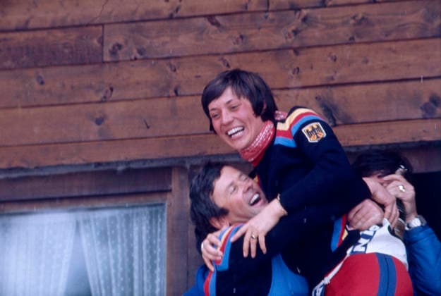 Olympische Winterspiele in Innsbruck 1976 Die deutsche Skirennläuferin Rosi Mittermaier wird nach ihrem Slalomsieg bei den Olympischen Winterspielen in Innsbruck gefeiert. Ein Mann hebt sie jubelnd in die Höhe. Sie trägt einen Skianzug mit den Farben und dem Emblem Deutschlands. Österreich, 1976 Innsbruck Österreich *** Olympic Winter Games in Innsbruck 1976 The German Skirennläuferin Rosi Mittermaier will After her Slalom victory at the Olympic Winter Games in Innsbruck celebrated a Man highlights Them jubilant in The Height Them bears a Ski suit with the Colours and the Emblem Germany Austria, 1976 Innsbruck Austria Copyright: xUnitedxArchivesx xSvenxSimonxSportx SVS_95020000277
