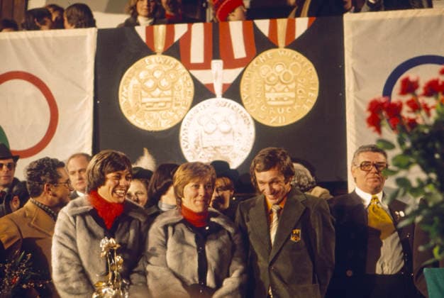Olympische Winterspiele in Innsbruck 1976 Rosi Mittermaier wird bei einem Empfang in Reit im Winkl gefeiert. Sie steht lächelnd mit anderen Personen vor einer Wanddekoration mit olympischen Medaillen und Ringen. Die Szene zeigt die Anerkennung ihrer Leistungen bei den Olympischen Winterspielen. 1976 Winkl Deutschland *** Olympic Winter Games in Innsbruck 1976 Rosi Mittermaier will at a Reception in Reit in Winkl celebrated Them is smiling with others Human Beings before a Wall decoration with Olympic Medals and Wrestling The Scene shows The Recognition their Benefits at the Olympic Winter Games 1976 Winkl Germany Copyright: xUnitedxArchivesx xSvenxSimonxSportx SVS_95020000278
