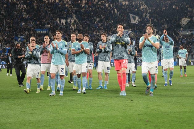 Juventus FC s players celebrate their victory at the end of the match during the match of 2025-2026 Serie A football between Atalanta BC vs Juventus FC at the New Balance Arena Stadium on 11 April 2026 in Bergamo, BG.  Copyright: xEmanuelexPennacchio IPAxSportx xipa-agency.netx xx IPA_73899784 IPA_Agency_IPA73899784