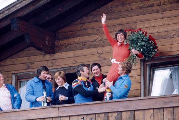 Olympische Winterspiele in Innsbruck 1976 Die deutsche Skirennläuferin Rosi Mittermaier wird nach ihren Erfolgen bei den XII. Olympischen Winterspielen in Innsbruck auf einem Balkon in der Axamer Lizum gefeiert. Sie hält einen großen Strauß roter Rosen und winkt den Fans zu. Neben ihr stehen Klaus Mayer und ihre Schwester Evi. Österreich, 1976 Innsbruck Österreich *** Olympic Winter Games in Innsbruck 1976 The German Skirennläuferin Rosi Mittermaier will After theirs Successes at the XII Olympic Winter Games in Innsbruck on a Balcony in the Axamer Lizum celebrated Them holds a grand Strauss red Roses and beckons the supporters to next to Her Stand Klaus Mayer and theirs Sister Evi Austria, 1976 Innsbruck Austria Copyright: xUnitedxArchivesx xSvenxSimonxSportx SVS_95020000302