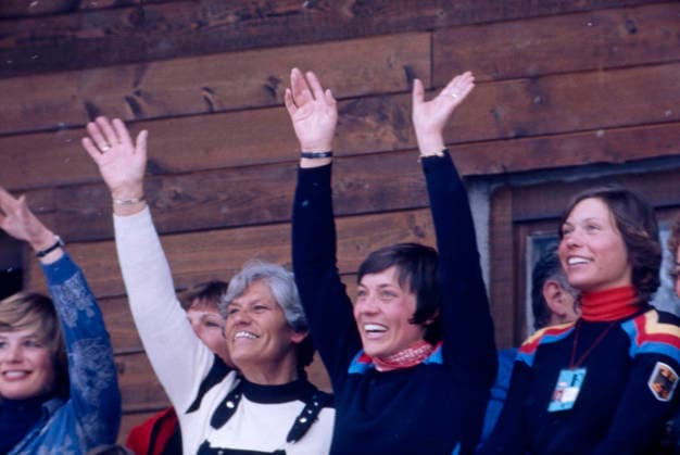 Olympische Winterspiele in Innsbruck 1976 Rosi Mittermaier und ihre Mutter winken den Zuschauern bei den XII. Olympischen Winterspielen in Innsbruck zu. Sie stehen vor einer Holzwand und lächeln. Österreich, 1976 Innsbruck Österreich *** Olympic Winter Games in Innsbruck 1976 Rosi Mittermaier and theirs Mother wave the Spectators at the XII Olympic Winter Games in Innsbruck to Them Stand before a Wooden wall and Smiling Austria, 1976 Innsbruck Austria Copyright: xUnitedxArchivesx xSvenxSimonxSportx SVS_95020000313