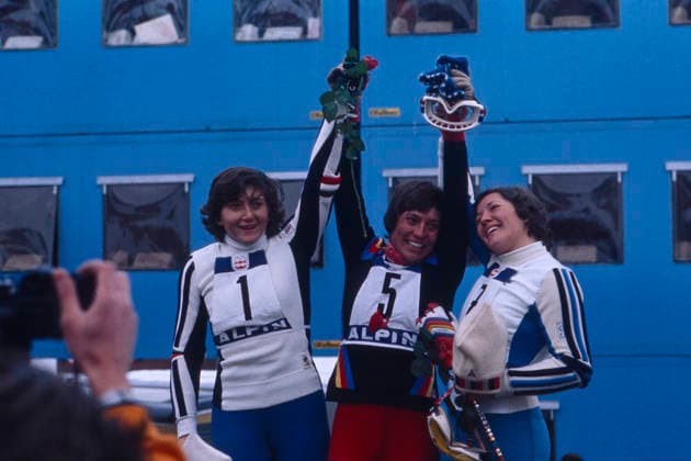 Olympische Winterspiele in Innsbruck 1976 Das Siegerfoto des Damen-Slaloms bei den Olympischen Winterspielen 1976 in Innsbruck zeigt Rosi Mittermaier (Gold, BRD), Claudia Giordani (Silber, Italien) und Hanni Wenzel (Bronze, Liechtenstein) auf dem Podium. Die drei Athletinnen feiern ihre Medaillen und halten Blumen und Skibrillen in die Höhe. Österreich, 1976 Innsbruck Österreich *** Olympic Winter Games in Innsbruck 1976 the Winner photo the women Slaloms at the Olympic Winter Games 1976 in Innsbruck shows Rosi Mittermaier Gold, Germany , Claudia Giordani Silver, Italy and Hanni Wenzel Bronze, Liechtenstein on the Podium The Three Athletinnen celebrate theirs Medals and hold Flowers and Goggles in The Height Austria, 1976 Innsbruck Austria Copyright: xUnitedxArchivesx xSvenxSimonxSportx SVS_95020000317