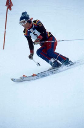 Olympische Winterspiele in Innsbruck 1976 Die deutsche Skirennläuferin Rosi Mittermaier während eines Slalom-Wettkampfs bei den XII. Olympischen Winterspielen in Innsbruck. Sie trägt eine Rennanzug in den deutschen Nationalfarben und die Startnummer 5. Österreich, 1976 Innsbruck Österreich *** Olympic Winter Games in Innsbruck 1976 The German Skirennläuferin Rosi Mittermaier during a Slalom Competition at the XII Olympic Winter Games in Innsbruck Them bears a Racing suit in the German National colours and The Starting number 5 Austria, 1976 Innsbruck Austria Copyright: xUnitedxArchivesx xSvenxSimonxSportx SVS_95020000318