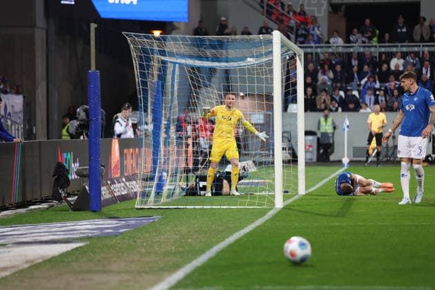 11 04 2026, xrekx, Fußball 2 Bundesliga, SV Darmstadt 98 Hannover 96 v l Benedikt Pichler Hannover 96 verletzt, Verletzung, Schmerz, Schmerzen, injured, injury, pain, pains Marcel Schuhen SV Darmstadt 98 Fabian Nürnberger Nuernberger SV Darmstadt 98 verletzt, Verletzung, Schmerz, Schmerzen, injured, injury, pain, pains DFL DFB REGULATIONS PROHIBIT ANY USE OF PHOTOGRAPHS as IMAGE SEQUENCES and or QUASI VIDEO Darmstadt
