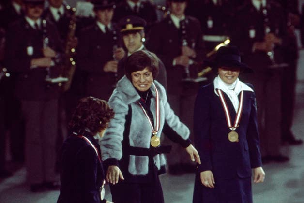 Olympische Winterspiele in Innsbruck 1976 Die Siegerehrung im Slalom der Damen bei den XII. Olympischen Winterspielen in Innsbruck. Auf dem Podium stehen Claudia Giordani (Silber, Italien), Rosi Mittermaier (Gold, BRD) und Hanni Wenzel (Bronze, Liechtenstein). Österreich, 1976 Innsbruck Österreich *** Olympic Winter Games in Innsbruck 1976 The Award Ceremony in Slalom the women at the XII Olympic Winter Games in Innsbruck on the Podium Stand Claudia Giordani Silver, Italy , Rosi Mittermaier Gold, Germany and Hanni Wenzel Bronze, Liechtenstein Austria, 1976 Innsbruck Austria Copyright: xUnitedxArchivesx xSvenxSimonxSportx SVS_95020000452