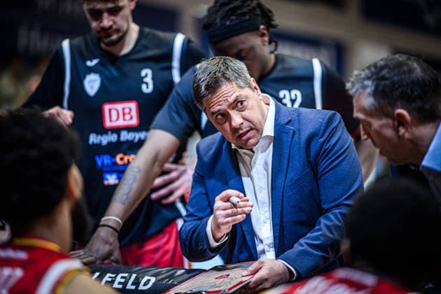 easycredit BBL Basketball Bundesliga 2025 2026 29 Matchday 11 04 2026 Science City Jena vs Fitness First Würzburg Baskets Würzburg Coach Sasa Filipovski speaks to the team Sparkassen Arena