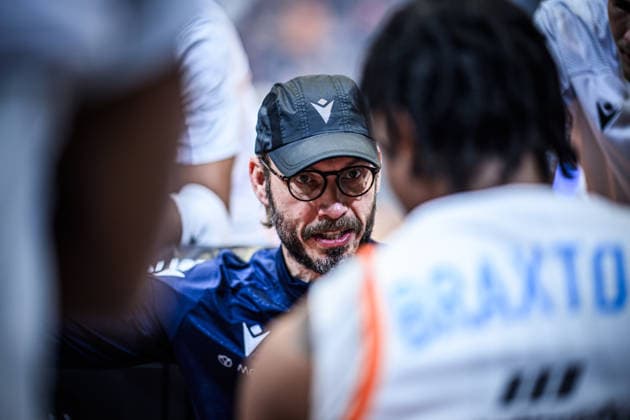 easycredit BBL Basketball Bundesliga 2025 2026 29 Matchday 11 04 2026 Science City Jena vs Fitness First Würzburg Baskets Jena Coach Björn Harmsen speaks to the team Sparkassen Arena