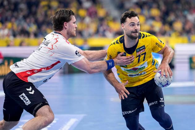 v li Johannes Golla Flensburg, 4 , Dani Baijens RNL, 77 , duel, duel, tackle, tackling, dynamics, action, action, 11 04 2026, Mannheim Germany , Handball, Bundesliga, Rhein Neckar Löwen SG Flensburg Handewitt xozx