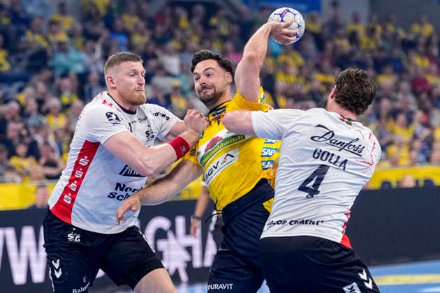 v li Blaz Blagotinsek Flensburg, 43 , Dani Baijens RNL, 77 , Johannes Golla Flensburg, 4 , duel, duel, tackle, tackling, dynamics, action, action, 11 04 2026, Mannheim Germany , Handball, Bundesliga, Rhein Neckar Löwen SG Flensburg Handewitt xozx