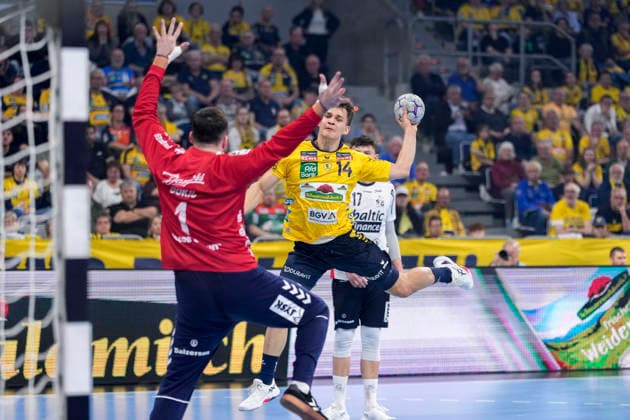from left Benjamin Buric Goalkeeper, Flensburg, 1 , Gino Steenaerts RNL, 14 , on jump shot, throw, goal shot, action, action, game scene, 11 04 2026, Mannheim Germany , Handball, Bundesliga, Rhein Neckar Löwen SG Flensburg Handewitt xozx