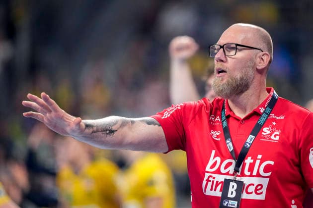 Ales Pajovic coach, head coach, Flensburg , gives instructions, gestures, gesticulating with arms, single picture, single photo, action, action, 11 04 2026, Mannheim Germany , Handball, Bundesliga, Rhein Neckar Löwen SG Flensburg Handewitt xozx