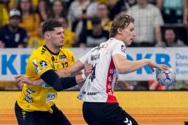 v li Sebastian Heymann RNL, 13 , Thilo Knutzen Flensburg, 34 , duel, duel, tackle, tackling, dynamic, action, action RNL, 13 , Thilo Knutzen Flensburg, 34 , duel, duel, duel, tackle, tackling, dynamic, action, action, 11 04 2026, Mannheim Germany , Handball, Bundesliga, Rhein Neckar Löwen SG Flensburg Handewitt xozx