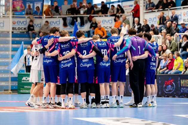 Dormagen, 11 04 2026, Handball, Men, 2 Bundesliga, Matchday 27, 2025 2026 TSV Bayer Dormagen SG BBM Bietigheim The teams after shake hands at the welcome ceremony Dormagen TSV Bayer Sportcenter NRW Germany