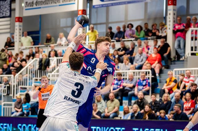 Dormagen, 11 04 2026, Handball, Men, 2 Bundesliga, 27 Matchday, 2025 2026 TSV Bayer Dormagen SG BBM Bietigheim Florian Boehnert TSV Bayer Dormagen, 9 on a throw from the back against Nikola Vlahovic SG BBM Bietigheim, 3 Dormagen TSV Bayer Sportcenter NRW Germany