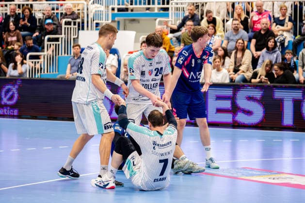 Dormagen, 11 04 2026, Handball, Men, 2 Bundesliga, 27 Matchday, 2025 2026 TSV Bayer Dormagen SG BBM Bietigheim Fabian Wiederstein SG BBM Bietigheim, 18 and Maxim Orlov SG BBM Bietigheim, 24 help Dominik Claus SG BBM Bietigheim, 7 high Dormagen TSV Bayer Sportcenter NRW Germany
