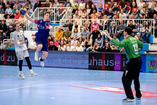 Dormagen, 11 04 2026, Handball, Men, 2 Bundesliga, Matchday 27, 2025 2026 TSV Bayer Dormagen SG BBM Bietigheim Felix Böckenholt TSV Bayer Dormagen, 17 on goal throw against Martin Tomovski SG BBM Bietigheim, 12 Dormagen TSV Bayer Sportcenter NRW Germany