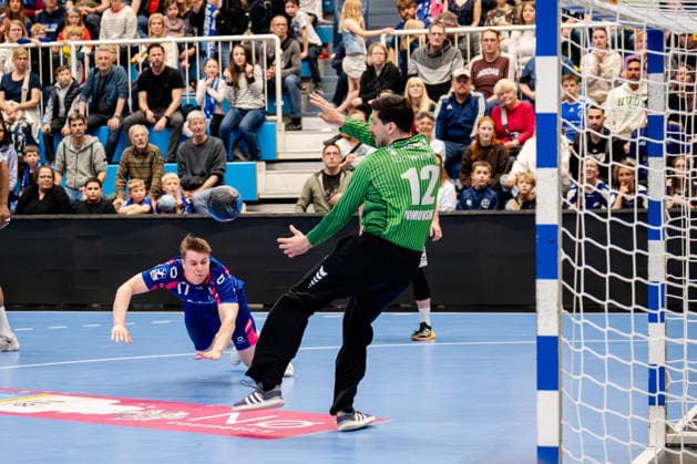 Dormagen, 11 04 2026, Handball, Men, 2 Bundesliga, 27 Matchday, 2025 2026 TSV Bayer Dormagen SG BBM Bietigheim Martin Tomovski SG BBM Bietigheim, 12 parried against Felix Böckenholt TSV Bayer Dormagen, 17 Dormagen TSV Bayer Sportcenter NRW Germany