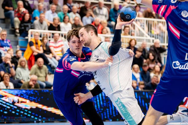 Dormagen, 11 04 2026, Handball, Men, 2 Bundesliga, 27 Matchday, 2025 2026 TSV Bayer Dormagen SG BBM Bietigheim Dominik Claus SG BBM Bietigheim, 7 is obstructed while throwing a goal Dormagen TSV Bayer Sportcenter NRW Germany
