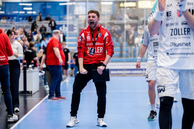 Dormagen, 11 04 2026, Handball, Men, 2 Bundesliga, Matchday 27, 2025 2026 TSV Bayer Dormagen SG BBM Bietigheim Manuel Schmidt Co Coach SG BBM Bietigheim cheers the fans after the match Dormagen TSV Bayer Sportcenter NRW Germany