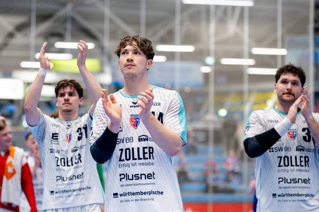 Dormagen, 11 04 2026, Handball, Men, 2 Bundesliga, 27 Matchday, 2025 2026 TSV Bayer Dormagen SG BBM Bietigheim Fynn Luca Nicolaus SG BBM Bietigheim, 14 in the foreground applauds the fans to Dormagen TSV Bayer Sportcenter NRW Germany