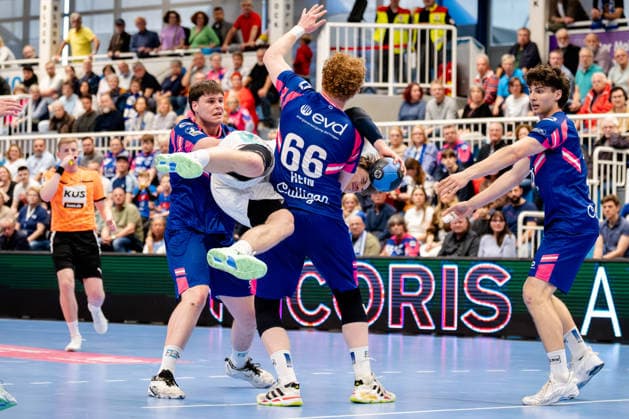 Dormagen, 11 04 2026, Handball, Men, 2 Bundesliga, 27 Matchday, 2025 2026 TSV Bayer Dormagen SG BBM Bietigheim Fynn Luca Nicolaus SG BBM Bietigheim, 14 in duel with Julius Hein TSV Bayer Dormagen, 66 Dormagen TSV Bayer Sportcenter NRW Germany