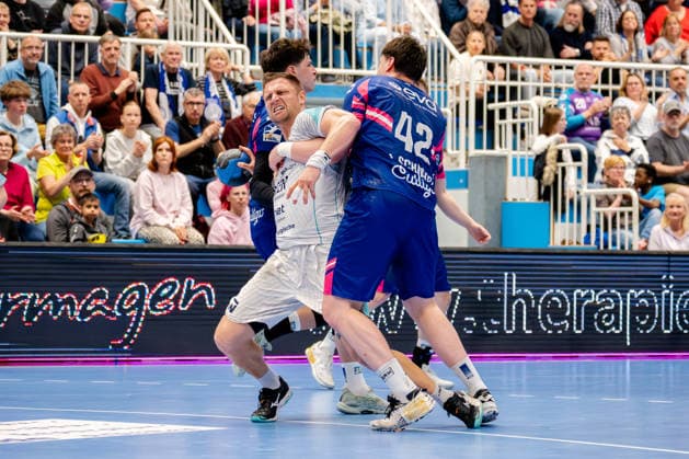 Dormagen, 11 04 2026, Handball, Men, 2 Bundesliga, Matchday 27, 2025 2026 TSV Bayer Dormagen SG BBM Bietigheim Fabian Wiederstein SG BBM Bietigheim, 18 in duel with Jan Schmidt TSV Bayer Dormagen, 42, right and Luca Krist TSV Bayer Dormagen, 2, left Dormagen TSV Bayer Sportcenter NRW Germany