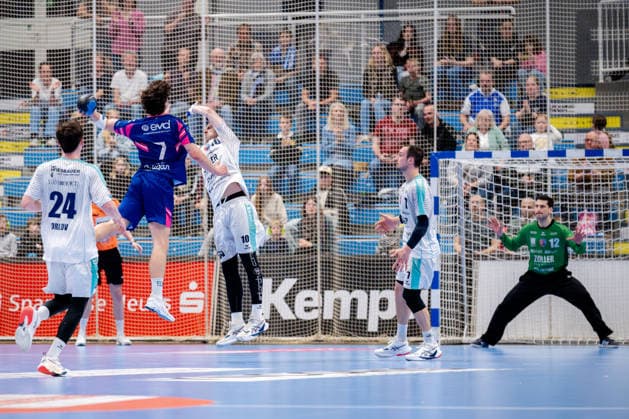 Dormagen, 11 04 2026, Handball, Men, 2 Bundesliga, 27 Matchday, 2025 2026 TSV Bayer Dormagen SG BBM Bietigheim Krischa Leis TSV Bayer Dormagen, 7 throwing from the back against Tom Wolf SG BBM Bietigheim, 10 Dormagen TSV Bayer Sportcenter NRW Germany