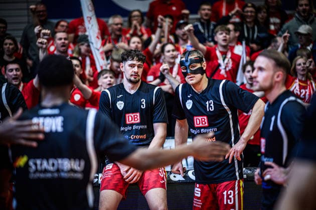 easycredit BBL Basketball Bundesliga 2025 2026 29 Matchday 11 04 2026 Science City Jena vs Fitness First Würzburg Baskets The Würzburg players at the team presentation Leo Saffer 3, Marko Petric 13, behind them the numerous fans who traveled with them Sparkassen Arena