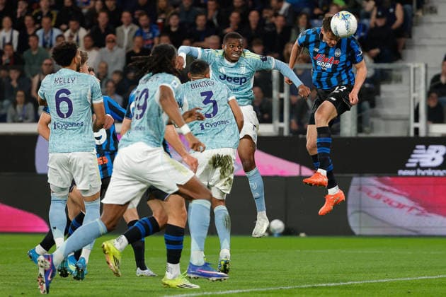CALCIO - Serie A - Atalanta BC vs Juventus FC Giorgio Scalvini of Atalanta BC under pressure from Pierre Kalulu of FC Juventus during the match of 2025-2026 Serie A football between Atalanta BC vs Juventus FC at the New Balance Arena Stadium on 11 April 2026 in Bergamo, BG. Bergamo Italy  Copyright: xIPAxSport ABACAx