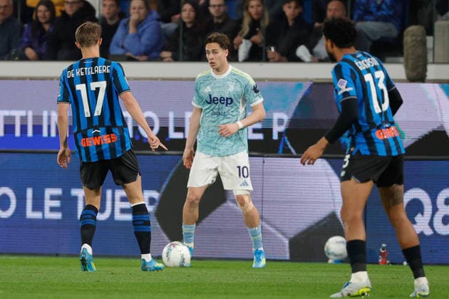 CALCIO - Serie A - Atalanta BC vs Juventus FC Kenan Yildiz of FC Juventus under pressure from Charles De Ketelaere of Atalanta BC during the match of 2025-2026 Serie A football between Atalanta BC vs Juventus FC at the New Balance Arena Stadium on 11 April 2026 in Bergamo, BG. Bergamo Italy  Copyright: xIPAxSport ABACAx