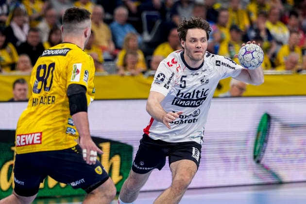 from left Jannik Kohlbacher RNL, 80 , Niclas Kirkelökke Flensburg, 5 , Action, Action, Game scene, 11 04 2026, Mannheim Germany , Handball, Bundesliga, Rhein Neckar Löwen SG Flensburg Handewitt xozx