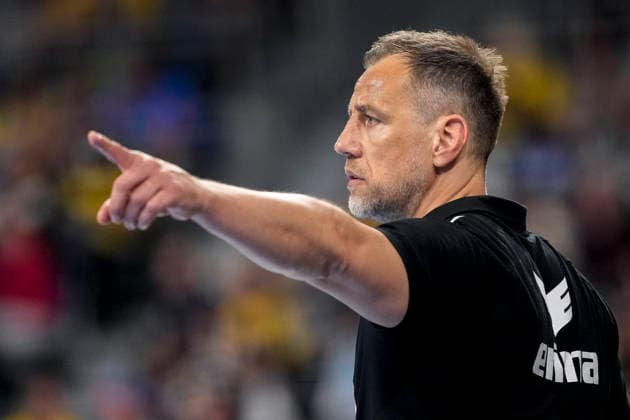 Maik Machulla coach, head coach, RNL , gives instructions, gestures, gesticulates with arms, single picture, single photo, action, action, 11 04 2026, Mannheim Germany , Handball, Bundesliga, Rhein Neckar Löwen SG Flensburg Handewitt xozx