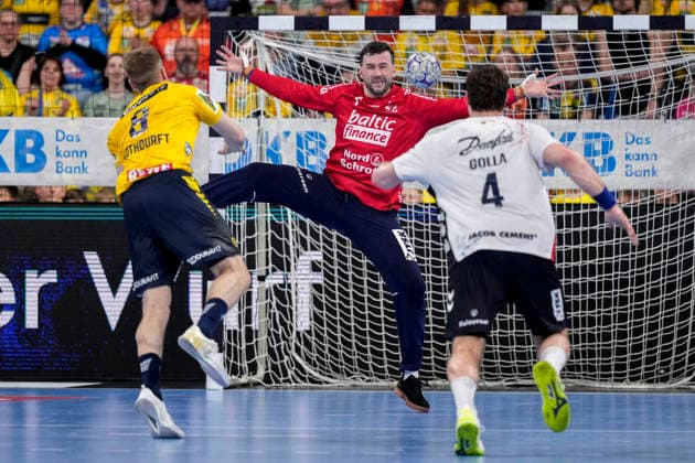 from left Tim Nothdurft RNL, 8 , Benjamin Buric Goalkeeper, Flensburg, 1 , Johannes Golla Flensburg, 4 , at seven-meter, 7 meter, penalty throw, game scene, action, action, 11 04 2026, Mannheim Germany , Handball, Bundesliga, Rhein Neckar Löwen SG Flensburg Handewitt xozx