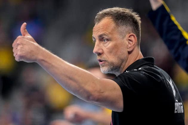 Maik Machulla coach, head coach, RNL , with thumbs up, gesture, gesticulation, confident, positive, optimistic, joy, rejoice, rejoicing, single picture, single photo, action, action, 11 04 2026, Mannheim Germany , Handball, Bundesliga, Rhein Neckar Löwen SG Flensburg Handewitt xozx