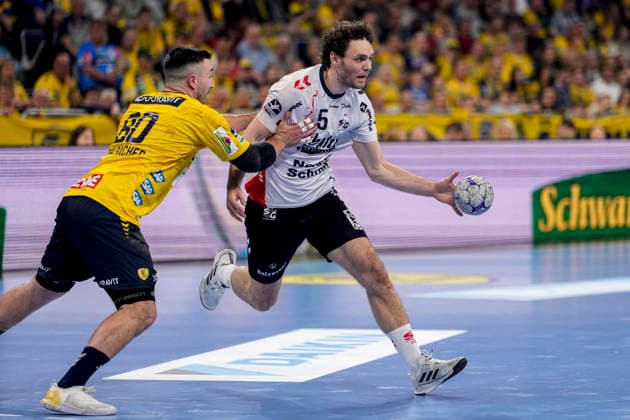 from left Jannik Kohlbacher RNL, 80 , Niclas Kirkelökke Flensburg, 5 , duel, duel, tackle, tackling, dynamics, action, action, 11 04 2026, Mannheim Germany , Handball, Bundesliga, Rhein Neckar Löwen SG Flensburg Handewitt xozx