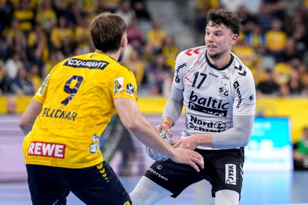 v li Steven Plucnar Jacobsen RNL, 9 , Marko Grgic Flensburg, 17 , duel, duel, tackle, tackling, dynamics, action, action, 11 04 2026, Mannheim Germany , Handball, Bundesliga, Rhein Neckar Löwen SG Flensburg Handewitt xozx