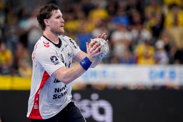 Johannes Golla Flensburg, 4 , on the ball, single picture, single photo, action, action, 11 04 2026, Mannheim Germany , Handball, Bundesliga, Rhein Neckar Löwen SG Flensburg Handewitt xozx