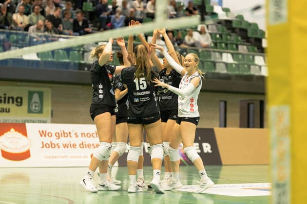 Volleyball I Women I Season 2025 2026 I 2 Bundesliga I VC Osnabrück SCU Emlichheim I 11 04 2026 Lona Volkers 15, SCU Emlichheim Leonie Klassen 1, SCU Emlichheim Osnabrück Schlosswallhalle Lower Saxony Germany Copyright: xLobeca CedricxSiefkerx