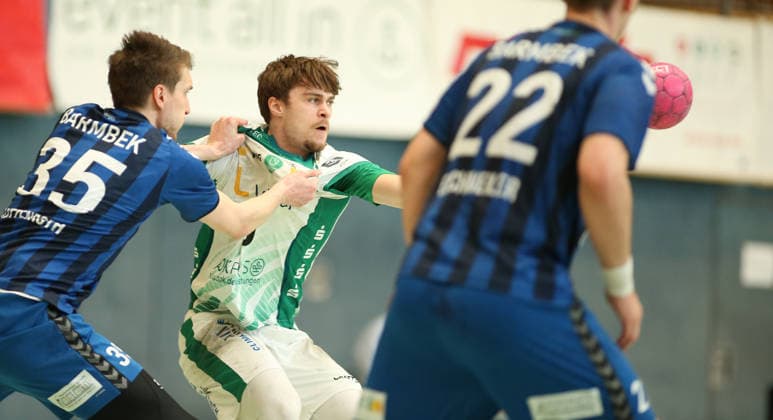 Handball, Saison 2025 2026, 3. Liga, Staffel Nord-Ost, Männer. HG Hamburg-Barmbek - SC DHfK Leipzig II. Nick Volmert (Leipzig, M.) im Duell mit Jan-Ove Litzenroth. Barmbek Hamburg