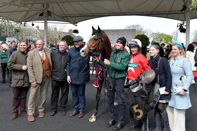 11.04.2026, Aintree, Liverpool, GBR - Mirabad with Tristan Durrell, trainer Dan Skelton (left) and connection after winning the Maghull Novices Chase. Aintree racecourse. (Pferd, Jockey, Mirabad, Durrell, Sieg, Trainer, Skelton) 260411C916AINTREE.JPG *** 11 04 2026, Aintree, Liverpool, GBR Mirabad with Tristan Durrell, trainer Dan Skelton left and connection after winning the Maghull Novices Chase Aintree racecourse horse, jockey, Mirabad, Durrell, victory, trainer, Skelton 260411C916AINTREE JPG