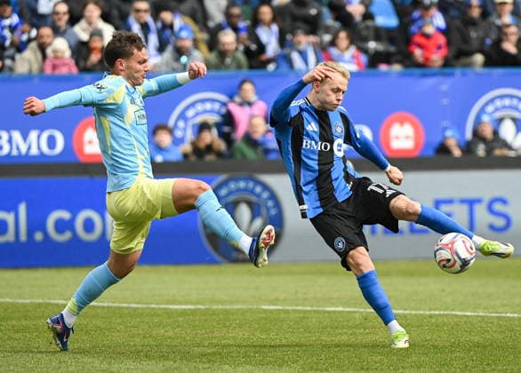 April 11, 2026, Montreal, Pq, Canada: CF Montreal s Dagur Thorhallsson (17) takes a shot on goal as Philadelphia Union s Frankie Westfield, left, defends during first half MLS, Fussball Herren, USA soccer action in Montreal, Saturday, April 11, 2026. Dagur Thorhallsson, Frankie Westfield,  - ZUMAc35_ 20260411_zaf_c35_109 Copyright: xGrahamxHughesx