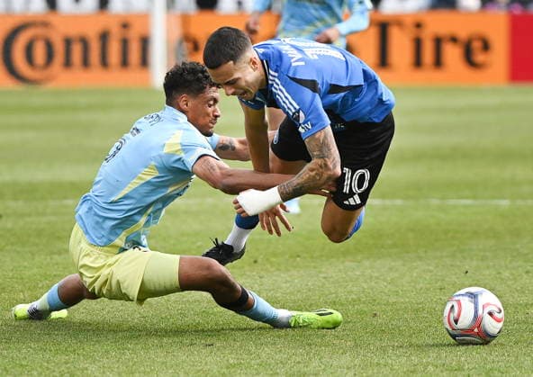 April 11, 2026, Montreal, Pq, Canada: CF Montreal s Ivan Jaime (10) is upended by Philadelphia Union s Japhet Sery (5) during first half MLS, Fussball Herren, USA soccer action in Montreal, Saturday, April 11, 2026. Japhet Sery, Ivan Jaime,  - ZUMAc35_ 20260411_zaf_c35_110 Copyright: xGrahamxHughesx