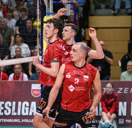 Volleyball 2. Bundesliga Saison 2025 2026 Playoff Halbfinal Hinspiel 11.04.2026 TV Rottenburg - FC Schuettorf 09 Dominik Marjanovic, Niklas Lichtenauer und Moritz Rauber (v.li, alle TV Rottenburg) *** Volleyball 2 Bundesliga season 2025 2026 Playoff semi-final first leg 11 04 2026 TV Rottenburg FC Schuettorf 09 Dominik Marjanovic, Niklas Lichtenauer and Moritz Rauber from left, all TV Rottenburg