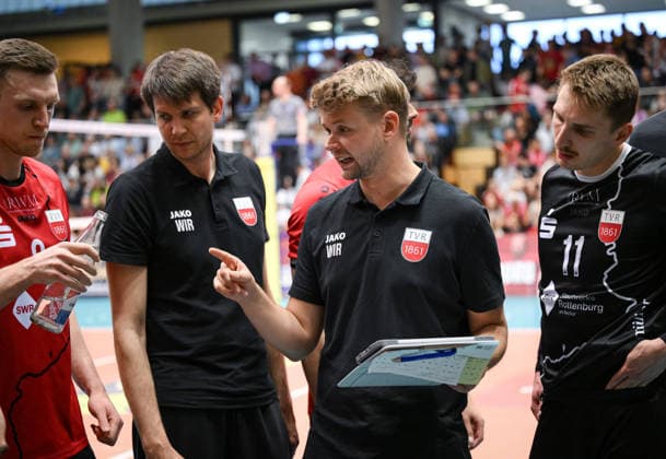 Volleyball 2. Bundesliga Saison 2025 2026 Playoff Halbfinal Hinspiel 11.04.2026 TV Rottenburg - FC Schuettorf 09 Auszeit TV Rottenburg; Niklas Lichtenauer, Co-Trainer Felix Weber, Trainer Jan Scheuermann und Robin Leber (v.li.) *** Volleyball 2 Bundesliga season 2025 2026 Playoff semi-final first leg 11 04 2026 TV Rottenburg FC Schuettorf 09 Time-out TV Rottenburg Niklas Lichtenauer, co-coach Felix Weber, coach Jan Scheuermann and Robin Leber from left to right