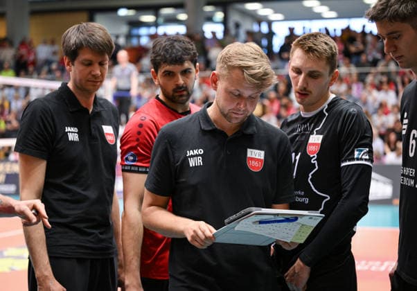 Volleyball 2. Bundesliga Saison 2025 2026 Playoff Halbfinal Hinspiel 11.04.2026 TV Rottenburg - FC Schuettorf 09 Auszeit TV Rottenburg; Co-Trainer Felix Weber, Yannick Menke, Trainer Jan Scheuermann, Robin Leber und Maik Trautmann (v.li.) *** Volleyball 2 Bundesliga season 2025 2026 Playoff semi-final first leg 11 04 2026 TV Rottenburg FC Schuettorf 09 Time-out TV Rottenburg Co coach Felix Weber, Yannick Menke, coach Jan Scheuermann, Robin Leber and Maik Trautmann from left to right