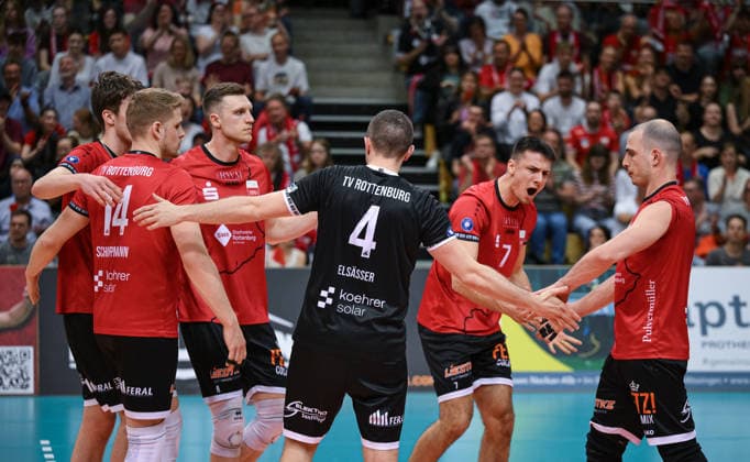 Volleyball 2. Bundesliga Saison 2025 2026 Playoff Halbfinal Hinspiel 11.04.2026 TV Rottenburg - FC Schuettorf 09 TsamkriesTV Rottenburg; Timon Schippmann, Niklas Lichtenauer, Jakob Elsaesser, Milan Kvrzic und Moritz Rauber (v.li.) *** Volleyball 2 Bundesliga season 2025 2026 Playoff semi-final first leg 11 04 2026 TV Rottenburg FC Schuettorf 09 TsamkriesTV Rottenburg Timon Schippmann, Niklas Lichtenauer, Jakob Elsaesser, Milan Kvrzic and Moritz Rauber from left to right