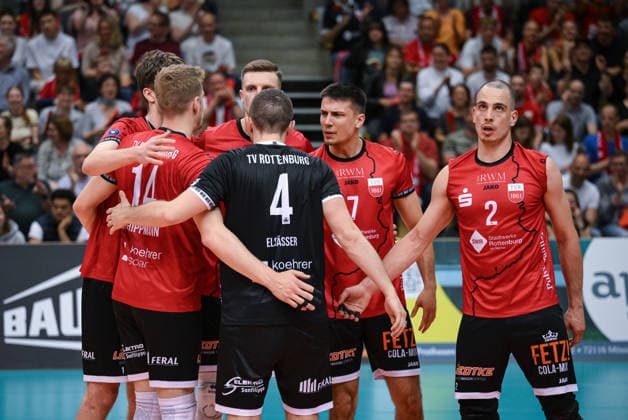 Volleyball 2. Bundesliga Saison 2025 2026 Playoff Halbfinal Hinspiel 11.04.2026 TV Rottenburg - FC Schuettorf 09 TsamkriesTV Rottenburg; Timon Schippmann, Niklas Lichtenauer, Jakob Elsaesser, Milan Kvrzic und Moritz Rauber (v.li.) *** Volleyball 2 Bundesliga season 2025 2026 Playoff semi-final first leg 11 04 2026 TV Rottenburg FC Schuettorf 09 TsamkriesTV Rottenburg Timon Schippmann, Niklas Lichtenauer, Jakob Elsaesser, Milan Kvrzic and Moritz Rauber from left to right