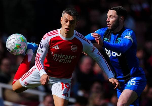 Leandro Trossard of Arsenal and Adam Smith of Bournemouth Arsenal v AFC Bournemouth, Premier League, Football, Emirates Stadium, London, UK - 11 Apr 2026London Emirates Stadium United Kingdom EDITORIAL USE ONLY No use with unauthorised audio, video, data, fixture lists, club league logos or live services. Online in-match use limited to 120 images, no video emulation. No use in betting, games or single club league player publications. Copyright: xJavierxGarcia Shutterstockx 16823522js