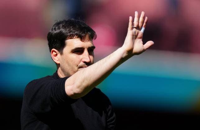 Bournemouth Manager Andoni Iraola waves to fans at full time Arsenal v AFC Bournemouth, Premier League, Football, Emirates Stadium, London, UK - 11 Apr 2026London Emirates Stadium United Kingdom EDITORIAL USE ONLY No use with unauthorised audio, video, data, fixture lists, club league logos or live services. Online in-match use limited to 120 images, no video emulation. No use in betting, games or single club league player publications. Copyright: xJavierxGarcia Shutterstockx 16823522je